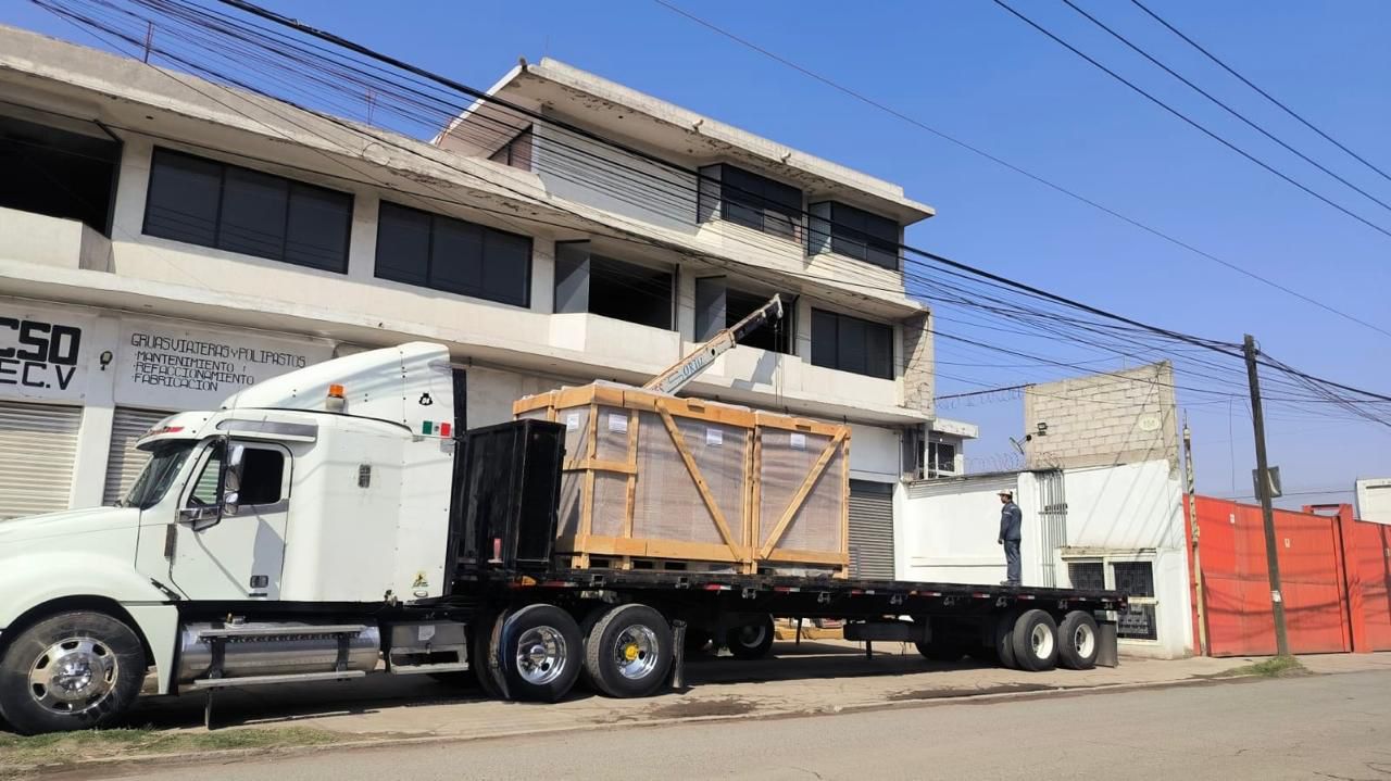 Kenworth con plataforma en carretera